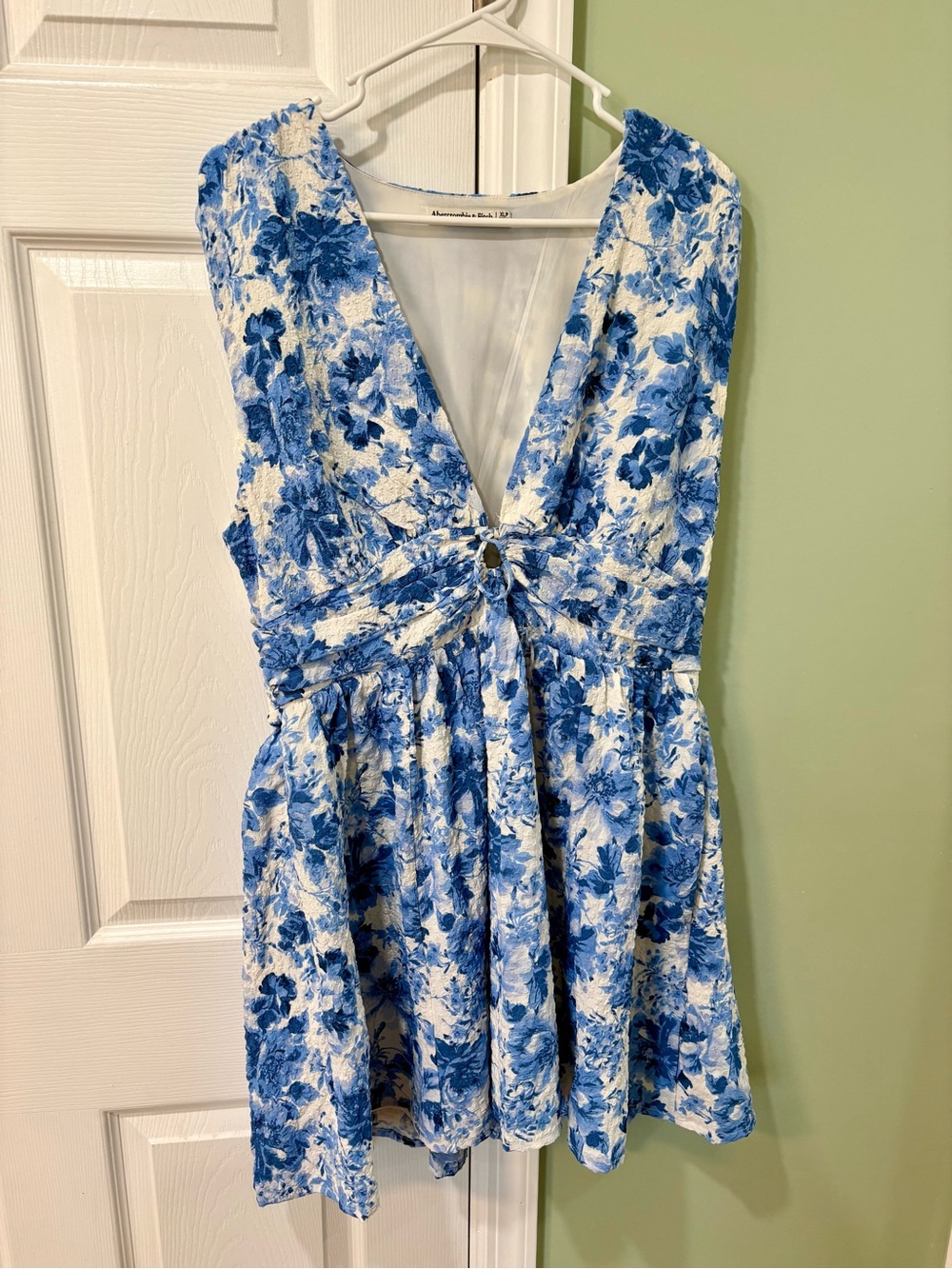 NWOT Abercrombie & Fitch Blue and White Floral V-Neck Mini Dress